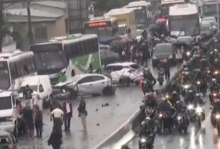 Motorista de ônibus m0rre após sofrer infarto e veículo desgovernado arrasta mais de 20 carros em avenida principal; veja