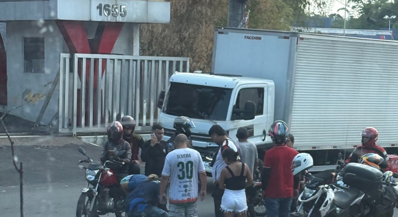 Acidente deixa motoqueiro e garupa feridos em frente à UFAM