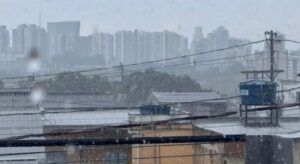 Finalmente uma trégua? Chuva volta a cair em Manaus pelo segundo dia seguido em meio à fumaça