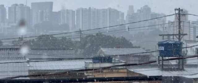 Finalmente uma trégua? Chuva volta a cair em Manaus pelo segundo dia seguido em meio à fumaça