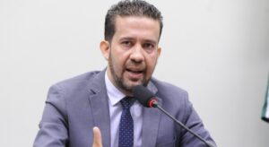 André Janones foi internado às pressas após sofrer arritmia cardíaca depois de debate presidencial