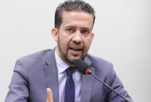 André Janones foi internado às pressas após sofrer arritmia cardíaca depois de debate presidencial