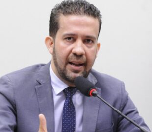 André Janones foi internado às pressas após sofrer arritmia cardíaca depois de debate presidencial