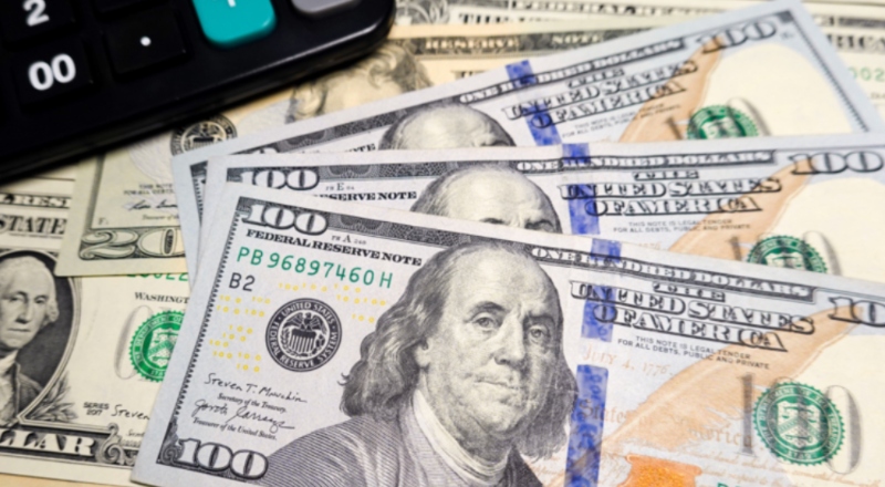 Dólar começa a sexta-feira em R$ 5,16 e mercado fica de olho nos Estados Unidos