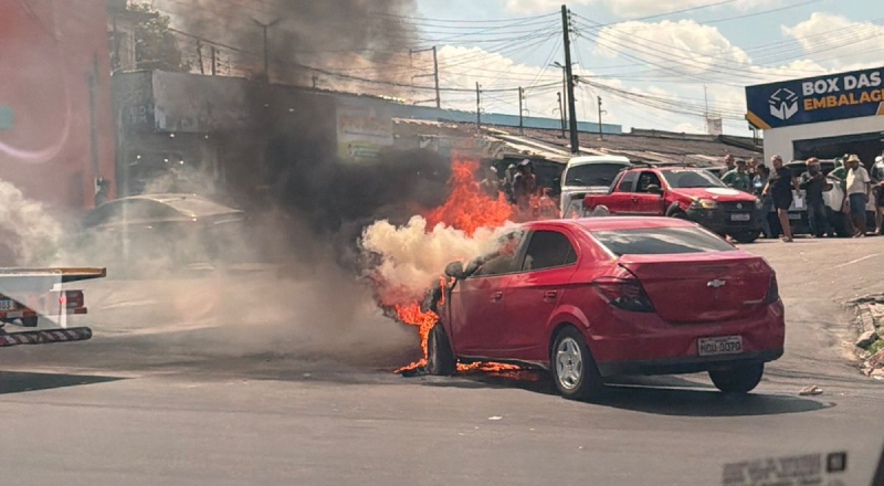 Carro pega fogo em plena via pública em Manaus; veja vídeo