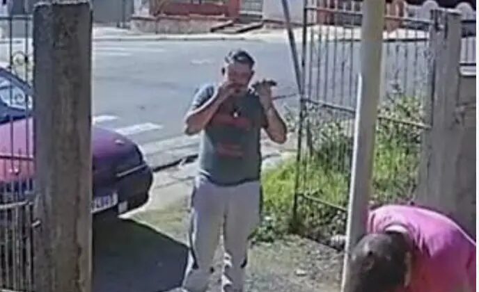 Veja momento que pai entra em desespero enquanto mulher dá à luz na calçada