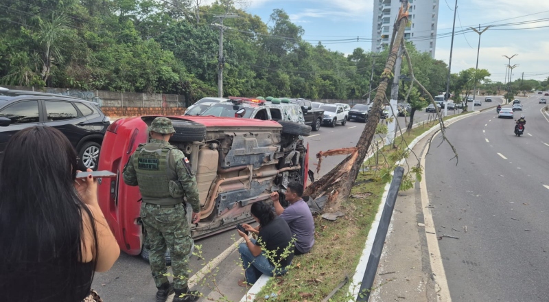 Urgente: Carro capota na Avenida do Turismo; veja vídeo