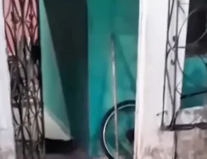 Cena de terror em Ananindeua: mulher pede socorro ao encontrar vizinha esfaqueada na porta de casa; veja vídeo