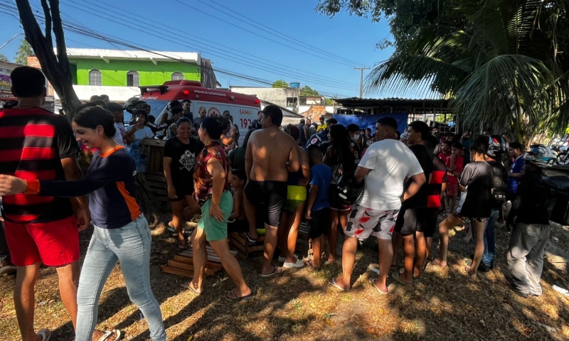 Suposto ladrão é espancado e apedrejado por populares no Igarapé do Passarinho; veja vídeo