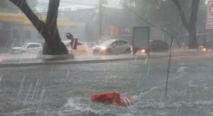 Agora: Temporal cai com força em Manaus e ventania com trovoadas assusta moradores