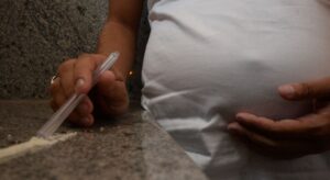 Grávida de 9 meses é presa em flagrante com cocaína na vag1na durante visita íntima; entenda o caso
