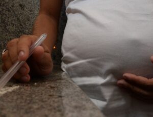 Grávida de 9 meses é presa em flagrante com cocaína na vag1na durante visita íntima; entenda o caso