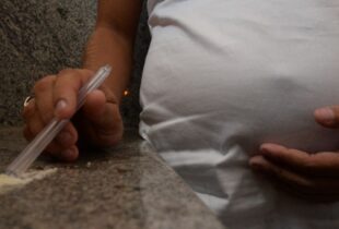 Grávida de 9 meses é presa em flagrante com cocaína na vag1na durante visita íntima; entenda o caso