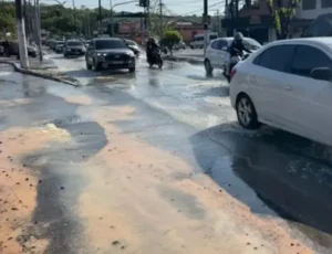 Vazamento em tubulação espalha lama e interdita faixa da Avenida Rodrigo Otávio, em Manaus