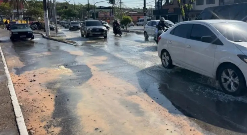Vazamento em tubulação espalha lama e interdita faixa da Avenida Rodrigo Otávio, em Manaus
