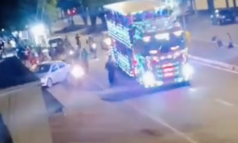 “Carreta da Alegria” atropela e mata motoqueiro durante passeio; veja vídeo