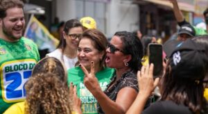 Candidata Professora Maria do Carmo percorre bairros da zona Leste de Manaus e recebe manifestações de apoio popular; veja vídeo