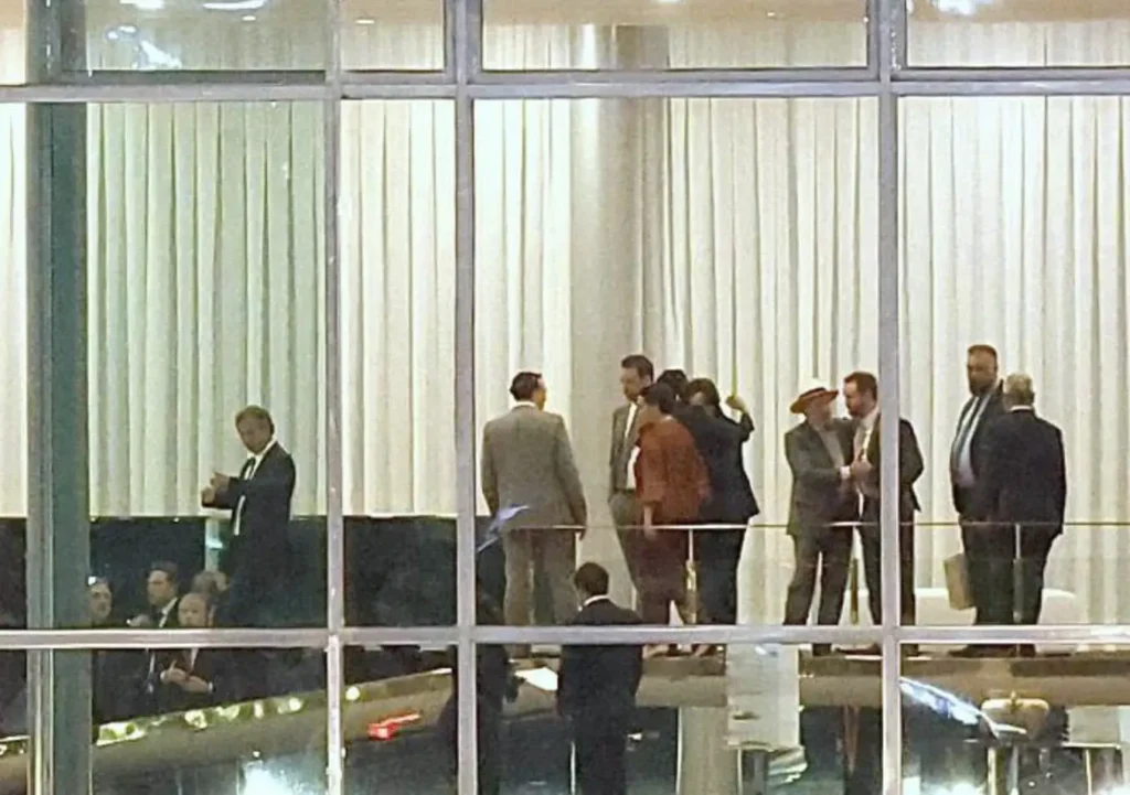 Os bilionários e o presidente: Joesley Batista, Setúbal, Menin e Lacerda deixam Brasília em jatinhos após jantar de 3h com Lula; veja vídeo