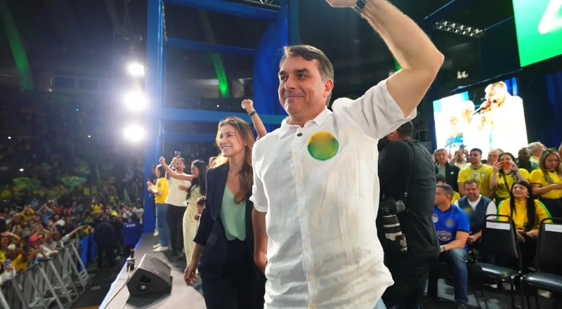 Flávio Bolsonaro desembarca em Manaus para cumprir agenda política no dia 12 de setembro