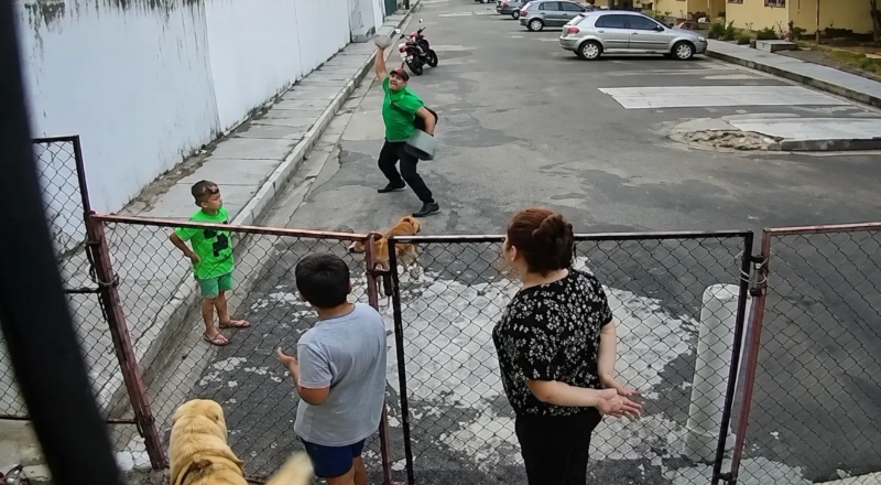 Revoltante: homem joga pedra contra cachorro e quase atinge crianças em Manaus; veja vídeo