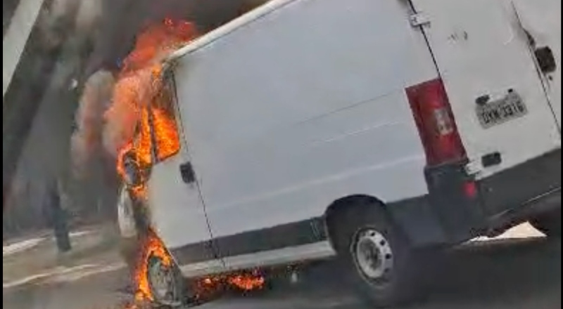 Carro pega fogo e assusta pessoas que passavam pela avenida Noel Nutels; veja vídeos