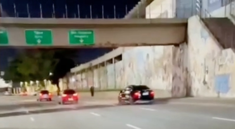 Catador de latinhas tenta atravessar avenida movimentada sem olhar para os lados e o pior acontece; vídeo