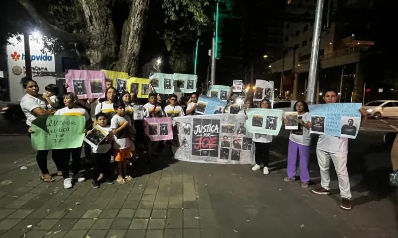 Família e amigos de barbeiro morto em acidente fazem manifestação por Justiça