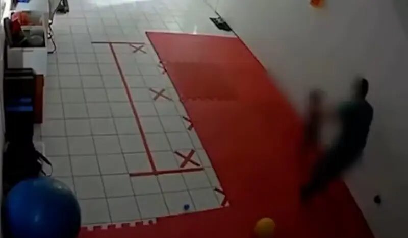Criança autista e não verbal sofre fratura grave após ser arremessada ao chão durante sessão terapêutica; veja vídeo