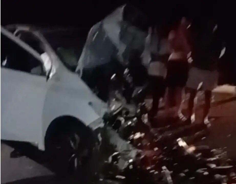Tragédia na estrada: acidente deixa um homem preso nas ferragens e outro morrendo se afogando no próprio sangue; cenas fortes