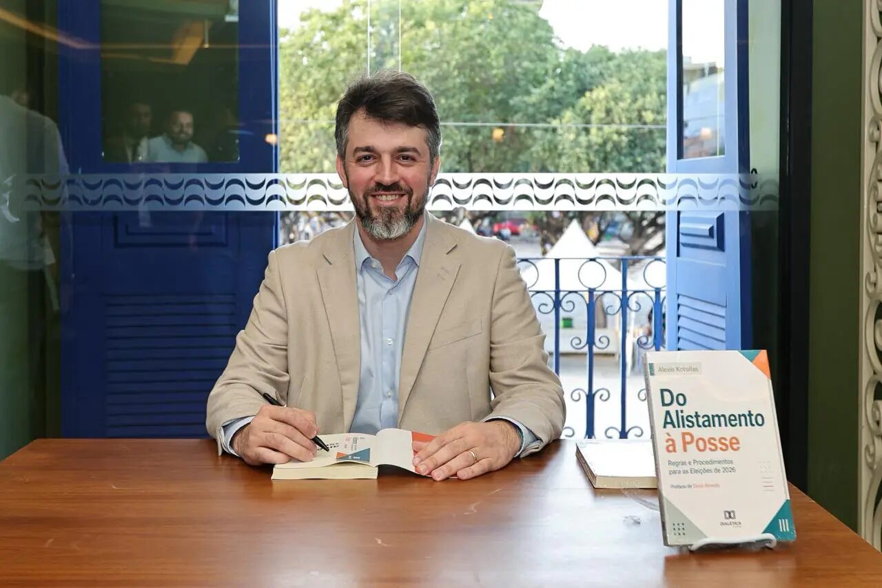 Entre a urna e a posse: Alexis Kotsifas transforma as regras da eleição de 2026 em livro de consulta
