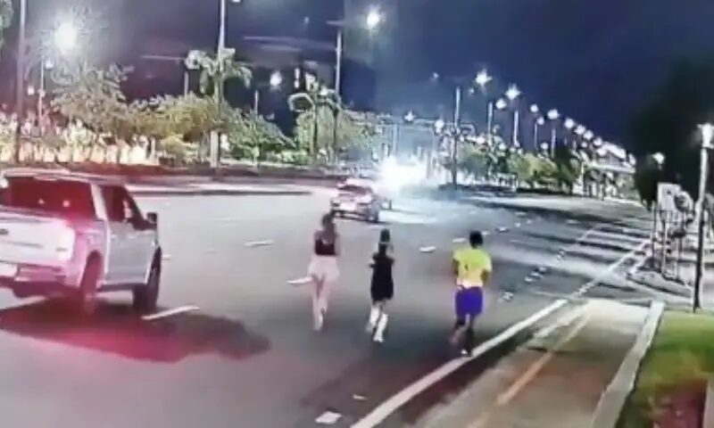 Vídeo chocante mostra momento em que maratonista morre atropelada por caminhonete; veja