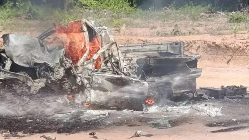 Grave acidente entre carros deixa feridos e uma pessoa carbonizada; imagens fortes