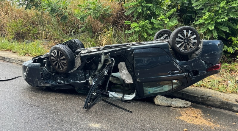 Batida violenta termina com carro capotado e motorista preso às ferragens ; veja imagens