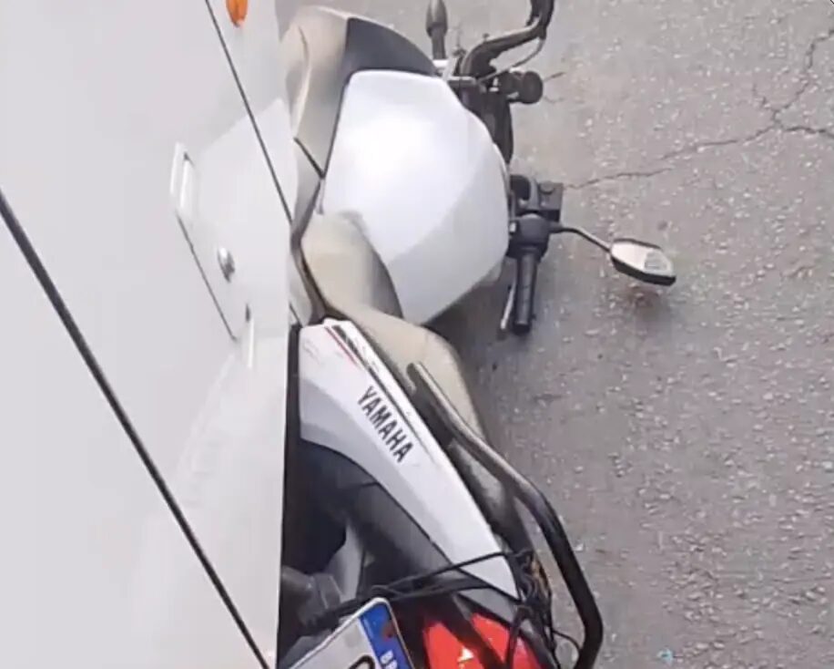 Cenas fortes: grave acidente deixa motociclista ferido e moto presa debaixo de ônibus no bairro Cidade Nova; veja vídeo