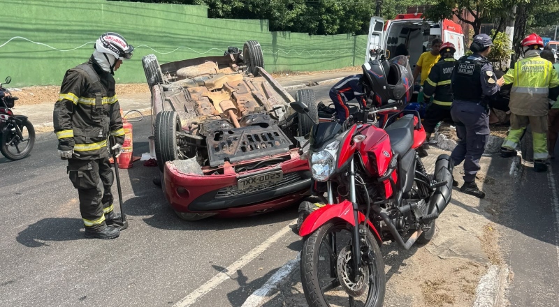 Motorista fica ferido após carro bater em carreta e capotar na avenida Rodrigo Otávio; veja vídeo