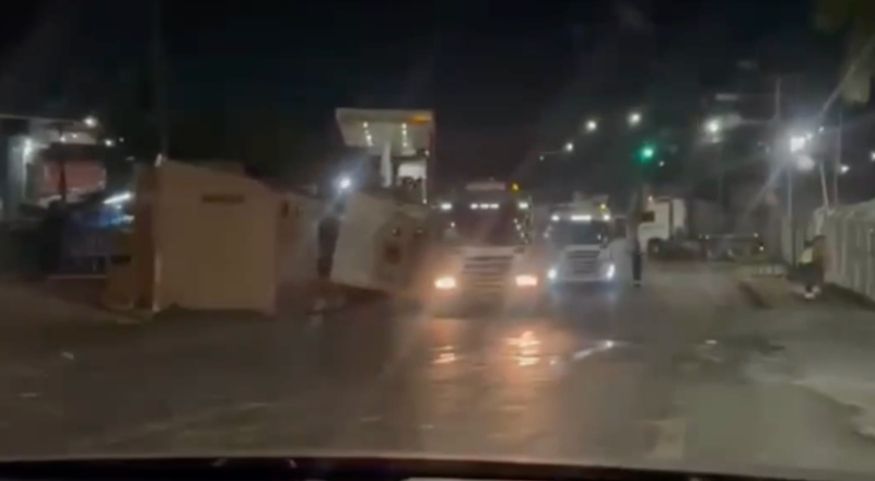 Carreta com contêiner tomba e destrói fachadas de comércios na Zona Sul de Manaus; veja vídeo