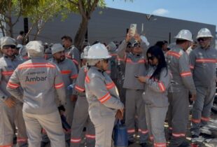 Eletricistas terceirizados da Âmbar paralisam atividades em Manaus exigindo reajuste salarial e melhores condições de trabalho; vídeo