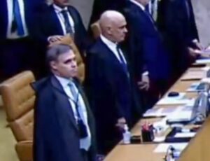 'Climão': veja exato momento em que André Mendonça senta ao lado de Alexandre de Moraes; vídeo