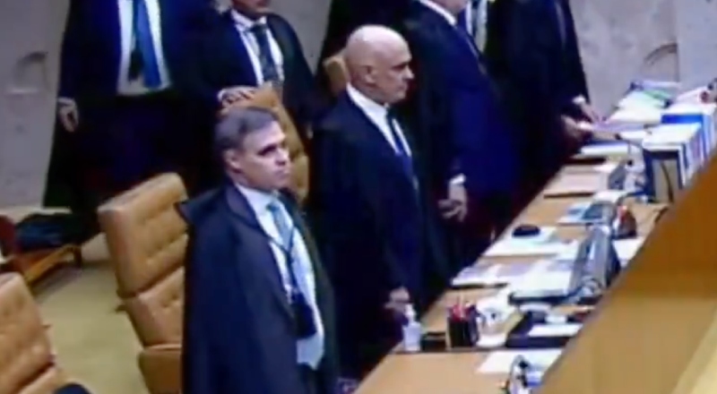 ‘Climão’: veja exato momento em que André Mendonça senta ao lado de Alexandre de Moraes; vídeo