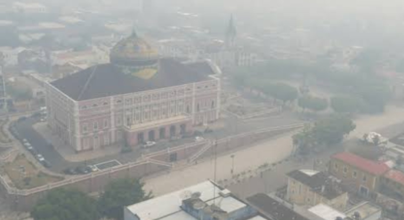 Alerta em Manaus! Cidade amanhece encoberta por densa fumaça e qualidade do ar despenca