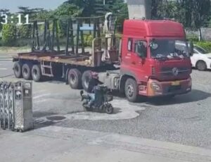 Tragédia: motociclista vai parar debaixo de carreta ao tentar fazer ultrapassagem em ponto cego; veja vídeo