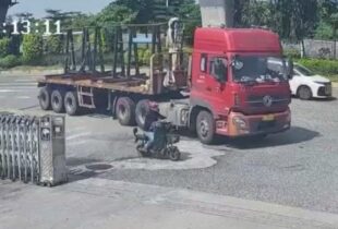 Tragédia: motociclista vai parar debaixo de carreta ao tentar fazer ultrapassagem em ponto cego; veja vídeo