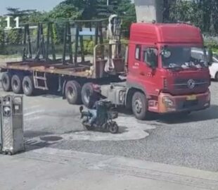 Tragédia: motociclista vai parar debaixo de carreta ao tentar fazer ultrapassagem em ponto cego; veja vídeo