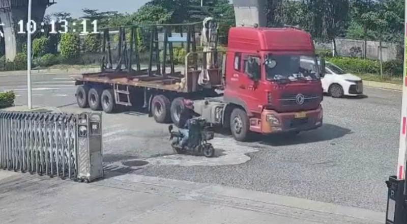 Tragédia: motociclista vai parar debaixo de carreta ao tentar fazer ultrapassagem em ponto cego; veja vídeo
