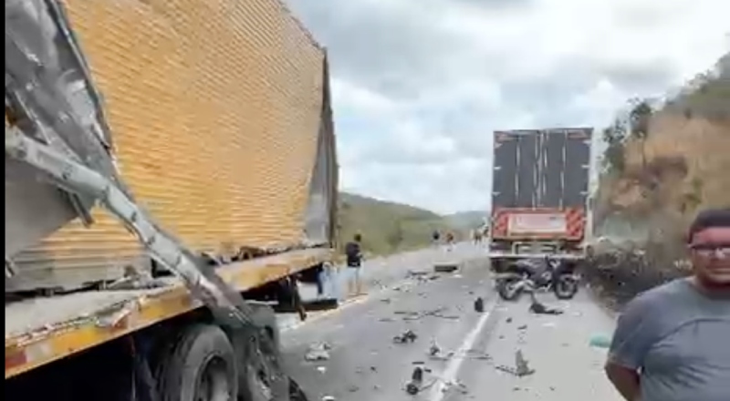 “Foi o acidente mais feio que eu já vi”: Diz policial rodoviário ao se deparar com carreta estraçalhada na estrada; veja vídeo