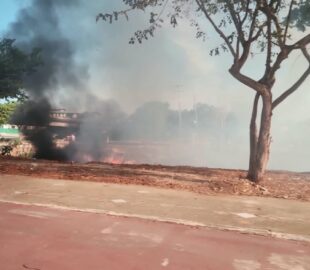 Incêndio em área de vegetação assusta motoristas no Morro da Liberdade; veja vídeo