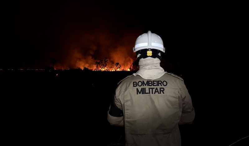 Incêndio volta a avançar na AM-070 e mobiliza equipes do Corpo de Bombeiros; veja vídeo