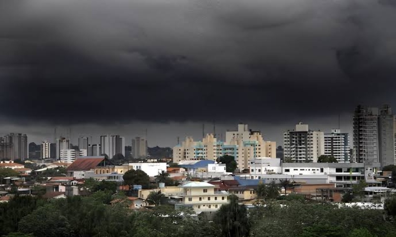 Após dias de calor e fumaça, chuva volta a cair em Manaus e traz alívio à população