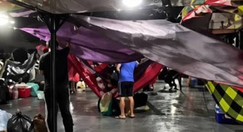 Temporal assusta passageiros e deixa embarcações sob forte ventania nos rios de Manaus; veja vídeos