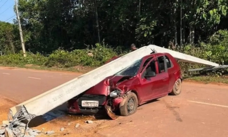 Motorista bêbado derruba poste e abandona carro em Presidente Figueiredo
